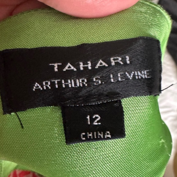 Tahari Green Polka Dot cotton Dress. Ptp 20” lenght 39” - Picture 11 of 13